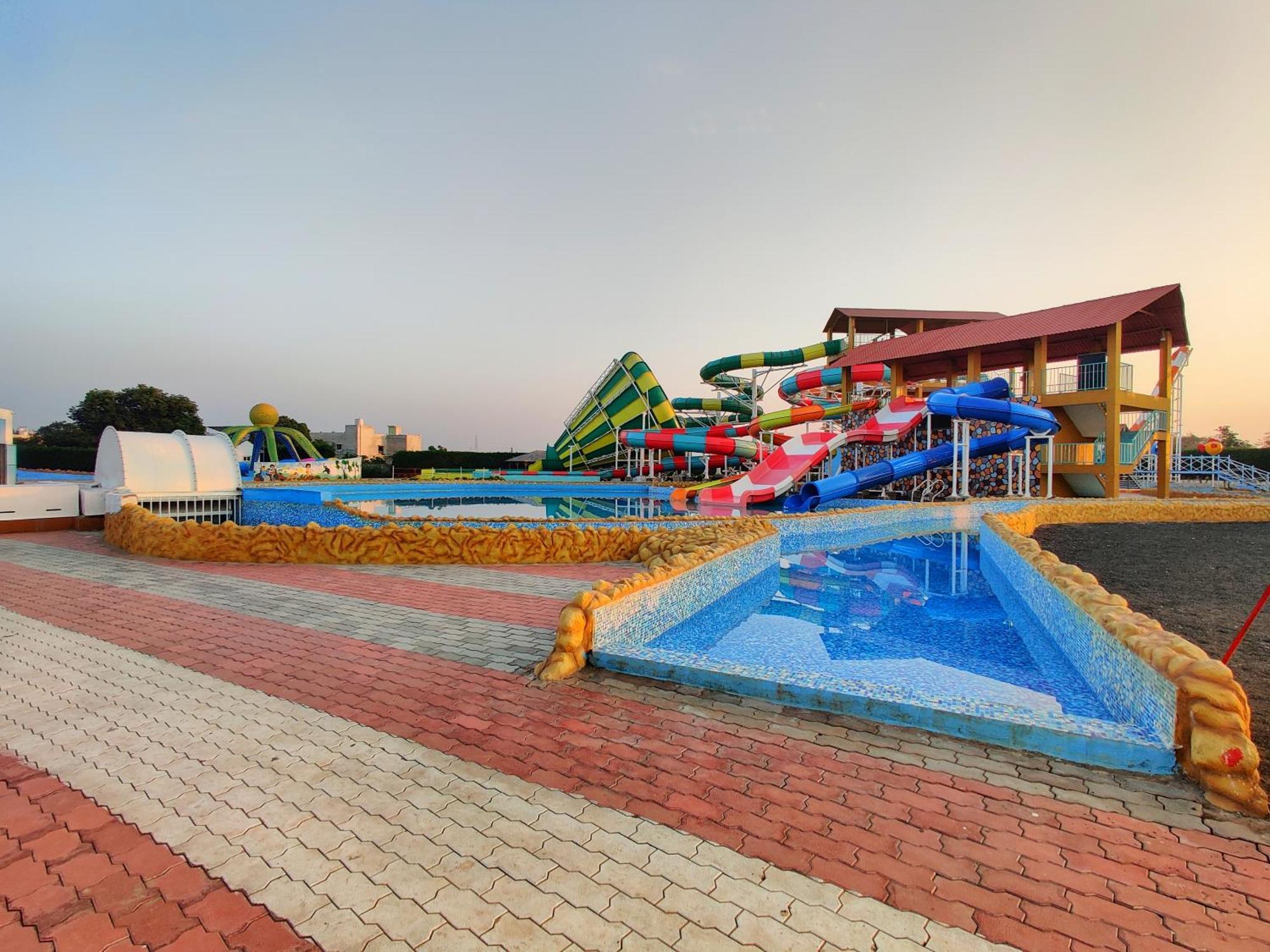Wet N Wild Water Park & Resort Mendarda Eksteriør bilde